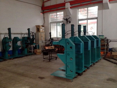 無鉚釘壓鉚機設備 高效鉚接0.6-2.5mm板材，濟南賽思特流體系統設備提供三套模具