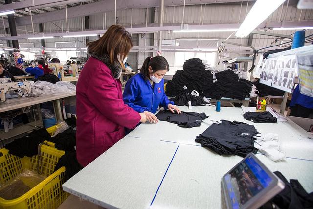 大姐組建5個班組，工人月工資可達6000元 臨時變身口罩工服裝廠復(fù)工復(fù)產(chǎn)紀實